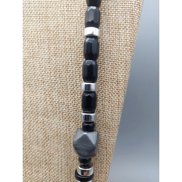 Trifari Beaded Strand Necklace Black Gray Silver Tone Beaded MINT 28" - Picture 4 of 8